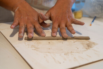 dar forma a la arcilla con las manos