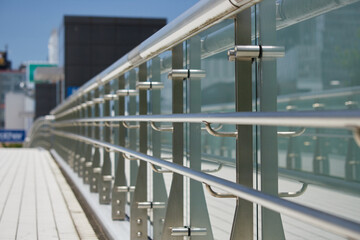夏の昼の都市の街の連絡通路の階段とバリアフリーの施設の様子