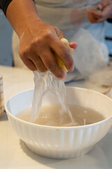 Bowl plastico con agua para lavado de esponjas en taller de ceramica