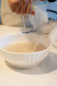 Bowl plastico con agua para lavado de esponjas en taller de ceramica