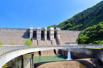 ふれあい橋と日吉ダムの風景