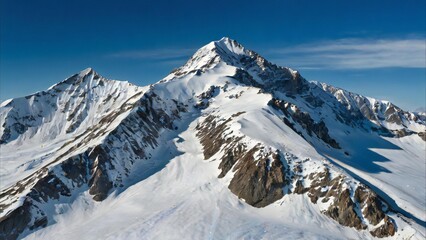 Obraz premium Snow-capped mountains under a clear blue sky