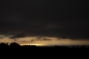 曇天に輝く夕日
