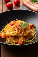 Piatto di deliziose linguine con pomodorini e bottarga di muggine, pasta italiana, cucina mediterranea 