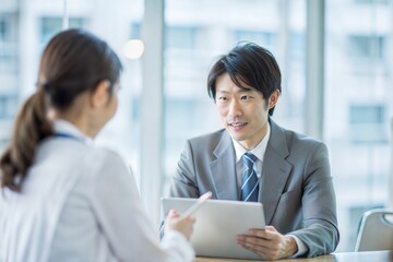 保険の内容を説明する日本の健康保険代理店
