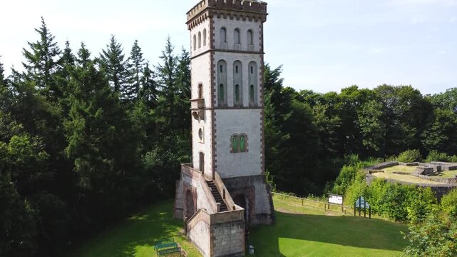 Nahaufnahme des historischen Turms einer Burgruine bei sonnigem Sommerwetter