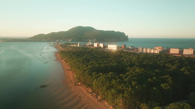 Vista aerea de Santo&ntilde;a con reflejos de los edificios al atardecer