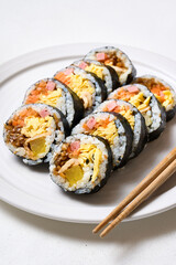 계란말이 단무지 우엉 당근이 들어간 분식 김밥