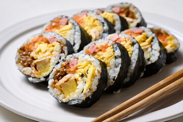 계란말이 단무지 우엉 당근이 들어간 분식 김밥