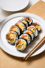 계란말이 단무지 우엉 당근이 들어간 분식 김밥