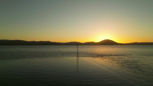 Vista aerea de los ultimos rayos de sol en la bahia de Laredo en Espa&ntilde;a