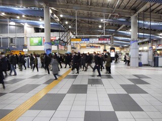 品川駅改札内　冬の通勤風景
