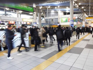 品川駅改札内　冬の通勤風景