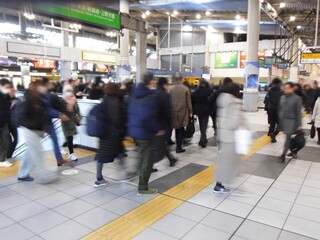 品川駅改札内　冬の通勤風景