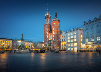 Fototapeta premium St. Mary's Basilica and Main Market Square at night - Krakow, Poland