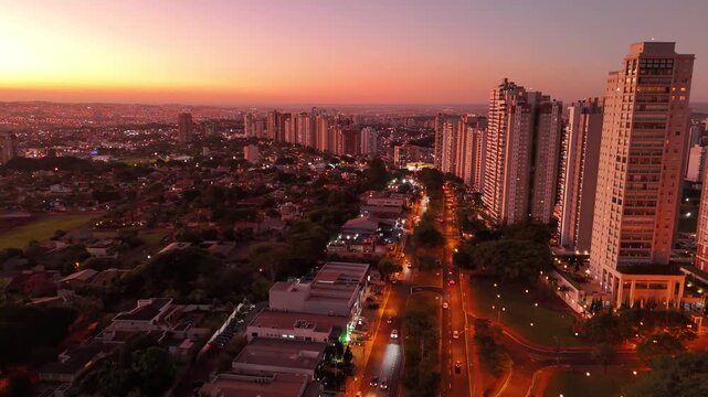 Avenida Jo&atilde;o F&iacute;usa em Ribeir&atilde;o Preto, no por-do-sol de drone