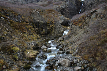 Landschaftsbild auf Island, Landschaft am Valagil Wasserfall
