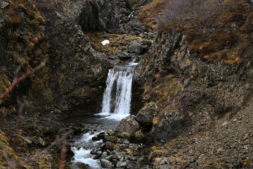 Landschaftsbild auf Island, Landschaft am Valagil Wasserfall
