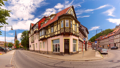 Obraz premium Old half-timbered houses in the historic part of Wernigerode on a sunny day, Germany.