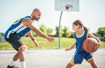 Obraz premium Basketball, sport with a dad and daughter training on a court outside for leisure fitness and fun