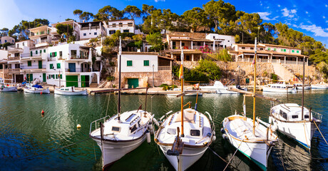 Obraz premium Mallorca (Majorca) island attractions and scenic places - traditional fishing village with typical wooden boats Cala Figuera. Spain summer holidays in Baleares