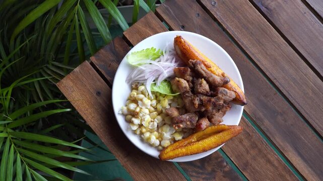 Exquisite Ecuadorian fry with mote, banana and salad