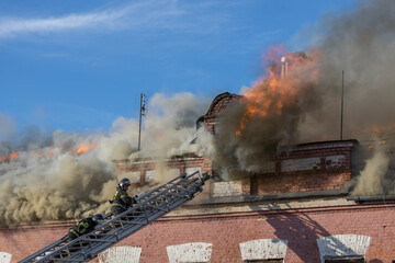 Obraz premium A fire is burning on the roof of a building