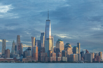 Fototapeta premium View from New Jersey to the Manhattan skyline at sunset, New York, USA.