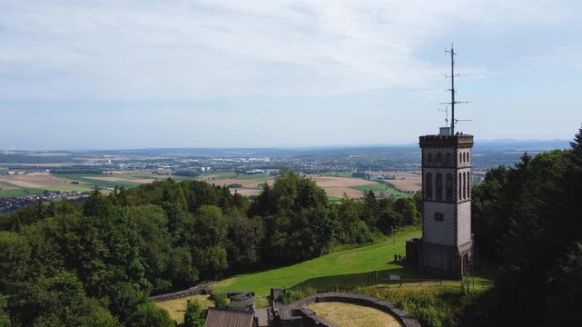 Hoher Drohnenflug &uuml;ber Burgruine und Turm mit Blick auf Korbach in Hessen