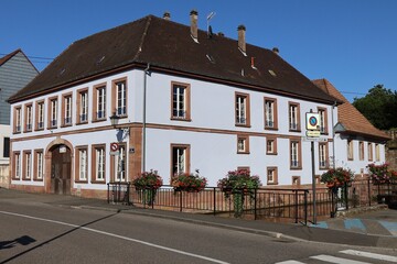 Fototapeta premium Bâtiment typique, vue de l'extérieur, ville de Wissembourg, département du Bas Rhin, France