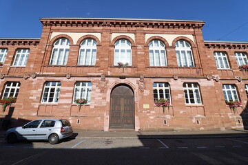 Obraz premium Bâtiment typique, vue de l'extérieur, ville de Wissembourg, département du Bas Rhin, France
