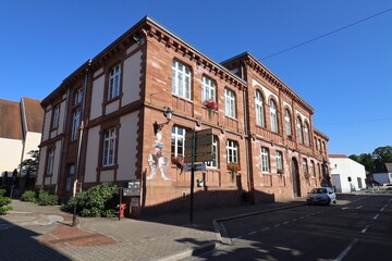 B&acirc;timent typique, vue de l'ext&eacute;rieur, ville de Wissembourg, d&eacute;partement du Bas Rhin, France