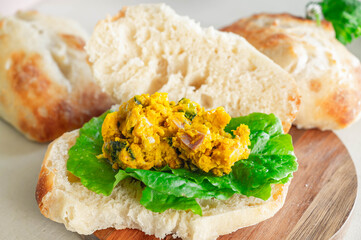 パンプキンサラダを乗せたチャパタ