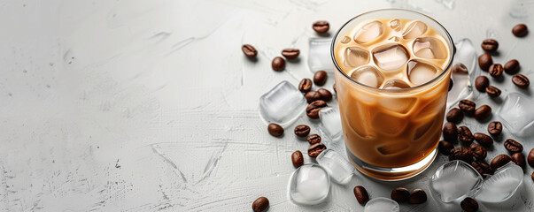 Ziarna kawy, kubek kawy, kostki lodu 