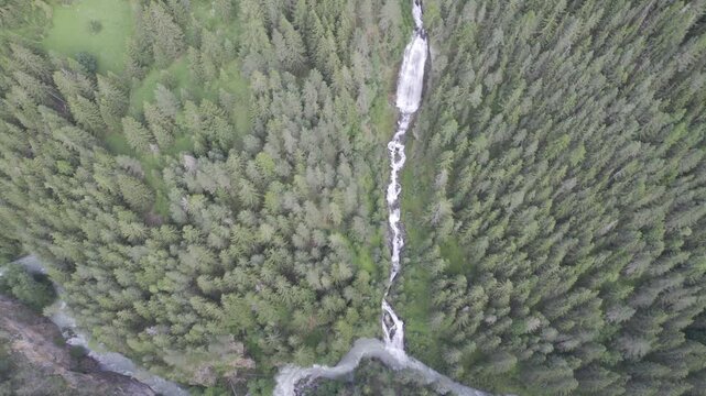 video drone paesaggio montuoso, con veduta dall'alto su foresta con cascata risoluzione 4k