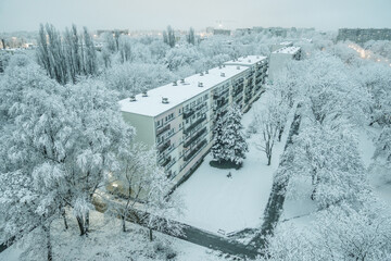Widok z lotu ptaka na miasto obsypane śniegiem © Mariusz