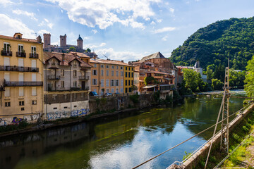 Obraz premium Rives de l’Ariège depuis le centre-ville de Foix