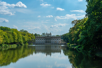 Fototapeta premium Palace on the Isle in Lazienki Park in summer in Warsaw, Poland