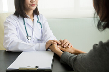 A doctor is giving advice to a patient for good health.