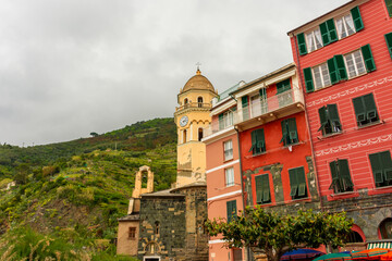 Naklejka premium Colorful buildings in the city center of Vernazza, Italy