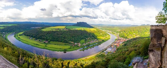Blick von der Festung Königsstein ins Elbtal und Elbsandsteingebirge