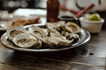 Ostiones servidos en un plato en un restaurante de mariscos