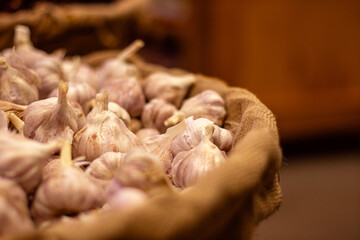 Canasta con ajos frescos en el mercado