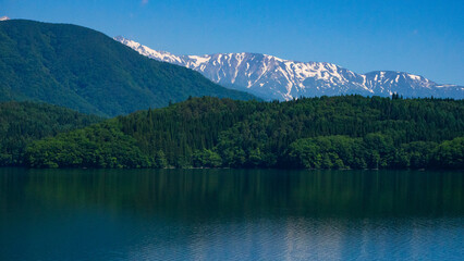 残雪の北アルプスと青木湖　長野県大町市