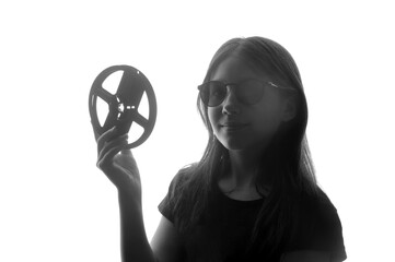 adolescente segurando rolo de filme 