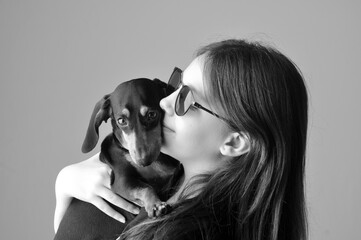 adolescente estilosa com cachorro fofo duchshund, amor, carinho e proteção animal 