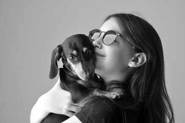 adolescente estilosa com cachorro fofo duchshund, amor, carinho e proteção animal 