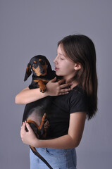 adolescente estilosa com cachorro fofo duchshund, amor, carinho e proteção animal 
