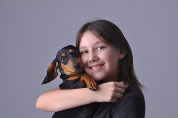 adolescente estilosa com cachorro fofo duchshund, amor, carinho e proteção animal 