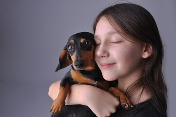 adolescente estilosa com cachorro fofo duchshund, amor, carinho e proteção animal 